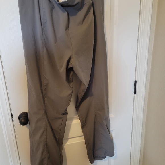 Plus size womans Columbia pants - Picture 3 of 6